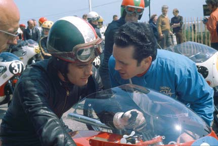 The man behind Agostini's success Vittorio Carvana (his mechanic) chats with the champion in 1971